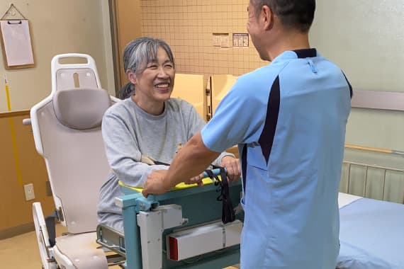 手を取り合う様子（安心のサポート）