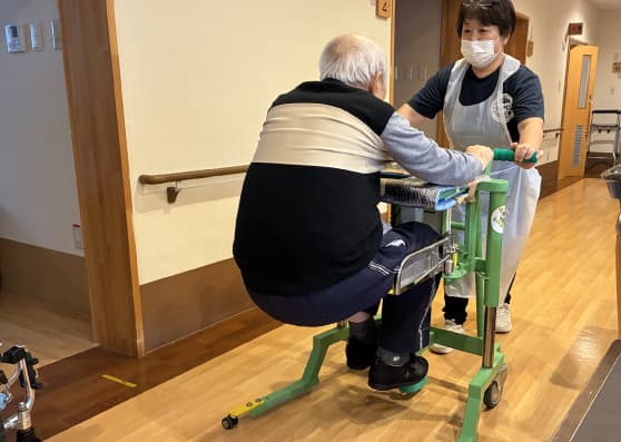 座位姿勢のまま移乗する様子