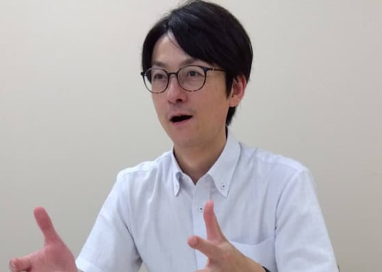 インタビューに答える施設長 小保内様