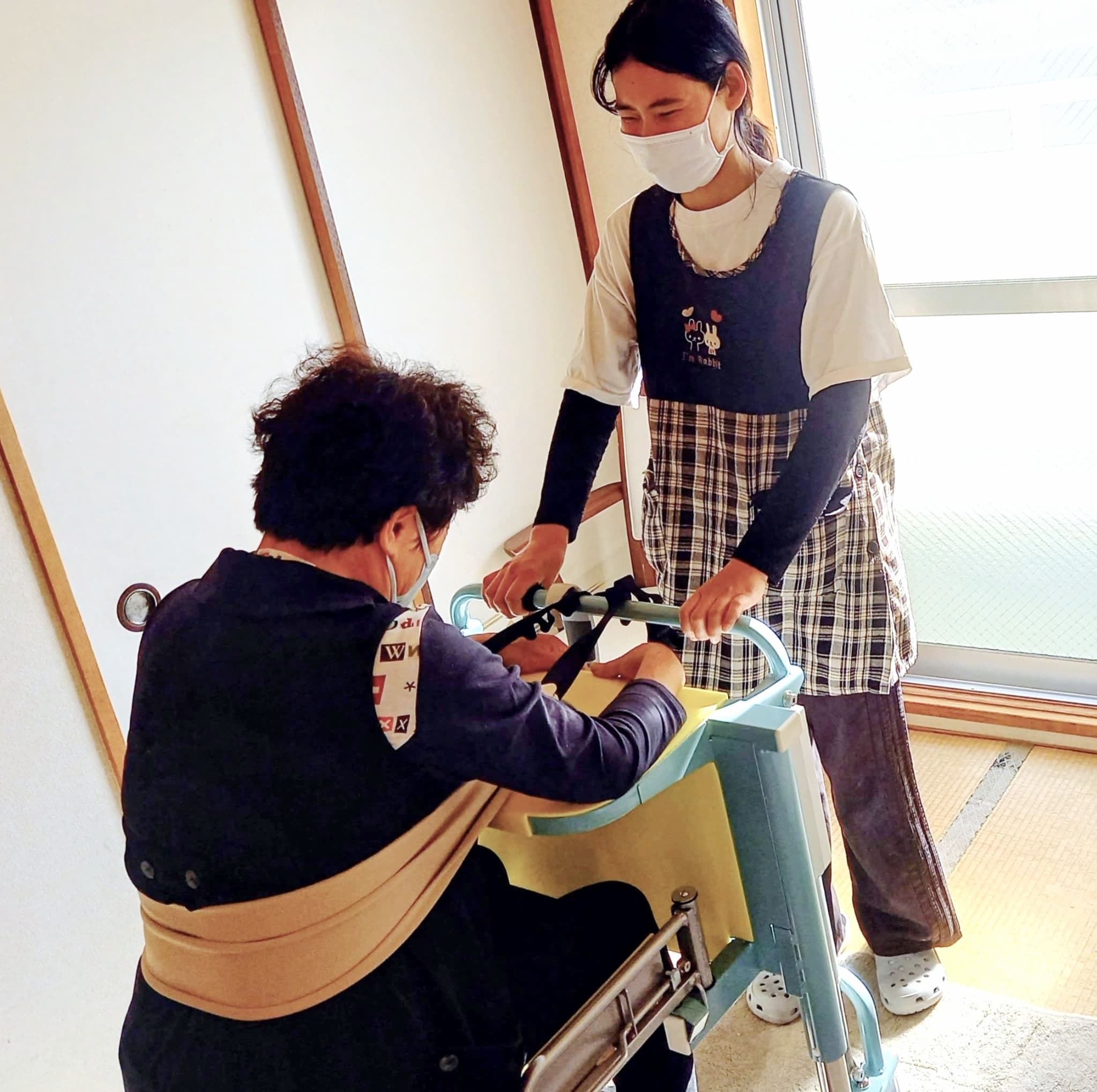 職員同士で練習をしている様子