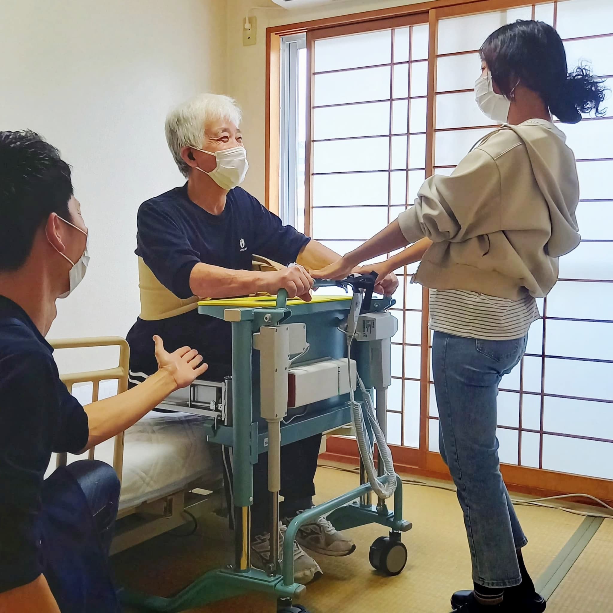 ベッドからの移乗練習の様子